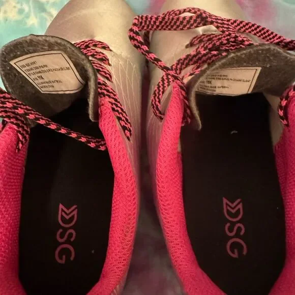 DSG girls Pink and Silver Soccer shoes, Cleats size 11k - Picture 4 of 12
